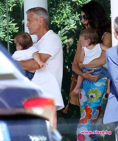 Клуни и Амал заведоха близнаците в Италия