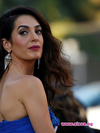 Красивата съпруга на Джордж Клуни - Амал, не само блести
