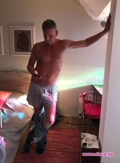 Снимка на която актьорът Юлиан Вергов е събул панталоните си