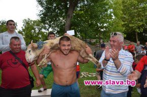 Европейският шампион по сумо Мерт Емин спечели народните борби в