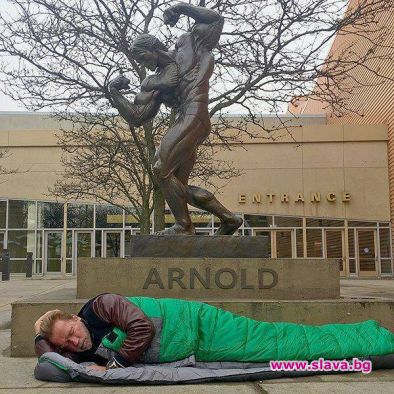 Арнолд Шварценегер публикува снимка на себе си, на която спи