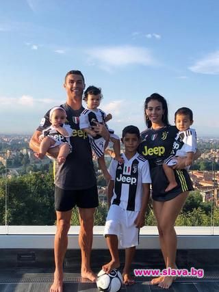 La famiglia bianconera Това написа Кристиано Роналдо в Instagram където