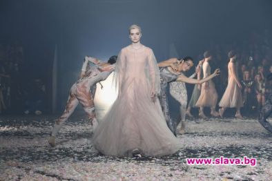 Танцов спектакъл в ревюто на Dior даде старта на седмицата на модата в Париж