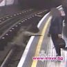 Психар бутна 91-годишен мъж на релсите на метрото в Лондон