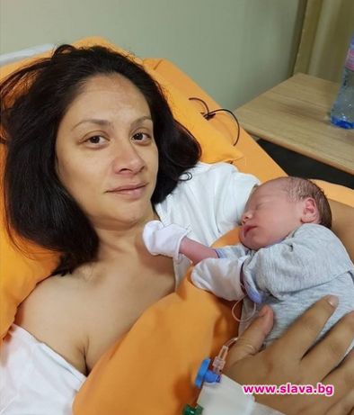 Мариана Попова и Плачков с три детегледачки за бебето си