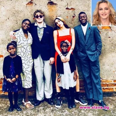 Мадона посрещна Деня на благодарността с всичките си шест деца.Поп