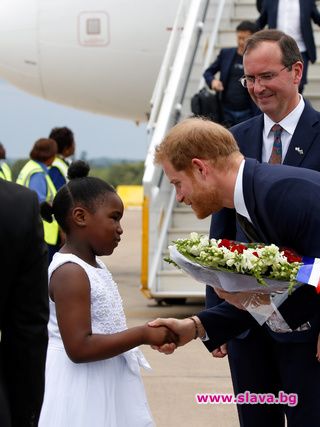 Принц Хари пристигна в Замбия без Меган. Заради вируса зика,