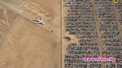 Снимка на хиляди неизползвани автомобили паркирани в пустинята Мохаве беше