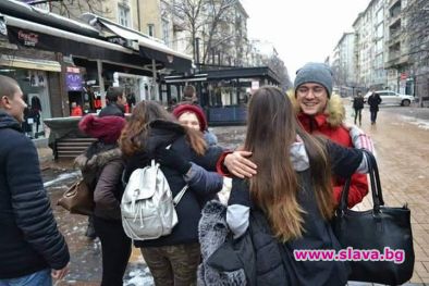 Ученици от столичната гимназия ПГАВТ А С Попов ще раздават прегръдки