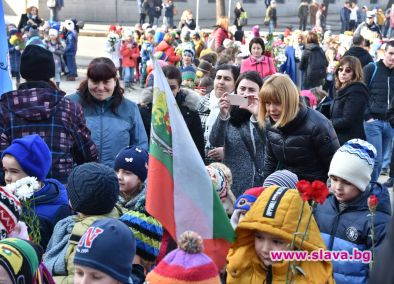 Кметът на София Йорданка Фандъкова изчака група деца за поднасяне