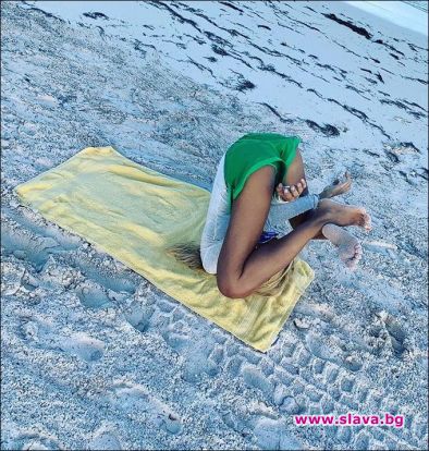 Харизанова прави йога на плажа
