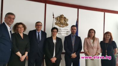 Да получават отчисления за препредаването на произведенията им от кабелните