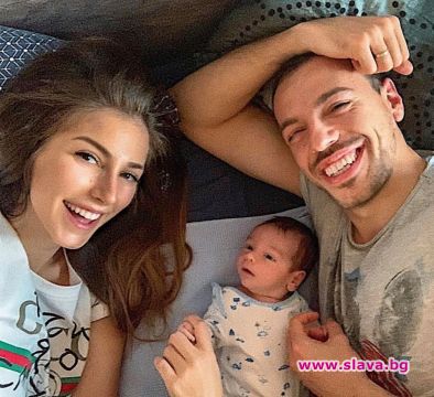 Александра и Даниел Петканови следят бебето си с камера.Това стана