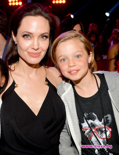 Джоли плаща за смяна на пола на дъщеря си