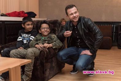 Ненчо Балабанов забавлява деца благотворително