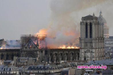 В навечерието на католическия Великден тази неделя пожар унищожи кулата стрела