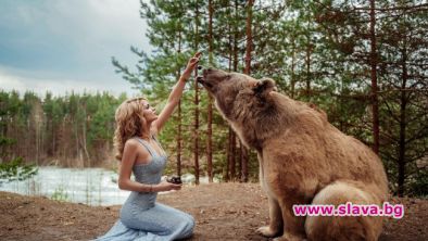 Модел се снима с истински мечок в Русия