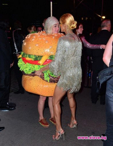 Кейти Пери се преоблече като бургер моделът Уини Харлоу показа