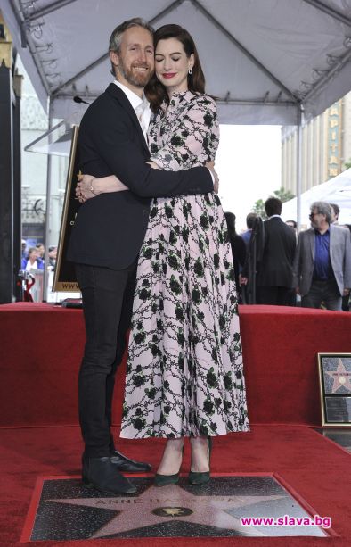 Американската актриса Ан Хатауей получи своя звезда на прочутата Алея