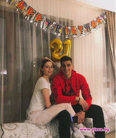 Певицата Михаела Маринова отпразнува 21 вия си рожден ден в домашна