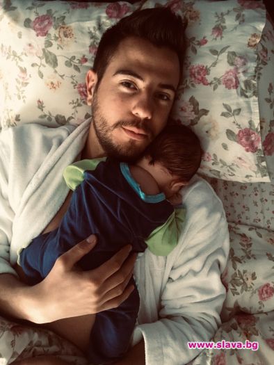 Илиян Любомиров показа снимка на новородения си син Писателят позира