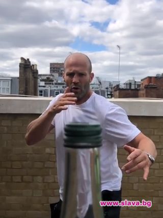 Джейсън Стейтъм демонстрира бойните си умения върху бутилка и докара