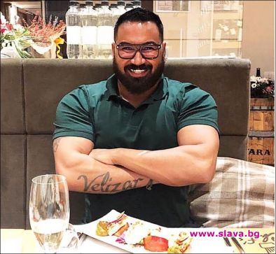 Фолк певецът Азис топи килограми в жегите с много месо