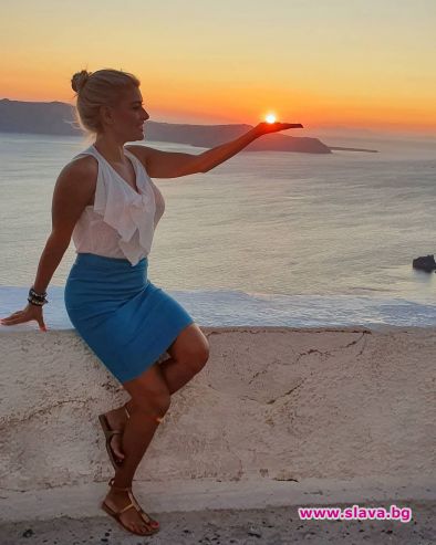 Ева Веселинова замина на романтично пътешествие на остров Санторини Тя
