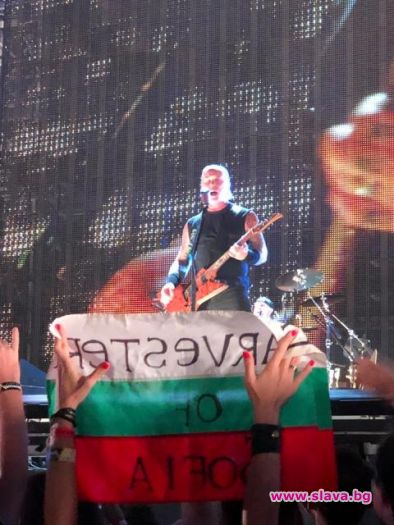 Български знамена оцветиха всички снимките от последния концерт на бащите