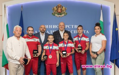 Министър Кралев награди медалистите от Световното първенство по ММА