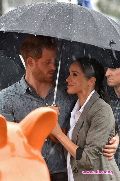 Меган и Хари споделят чадър в дъждовния ден