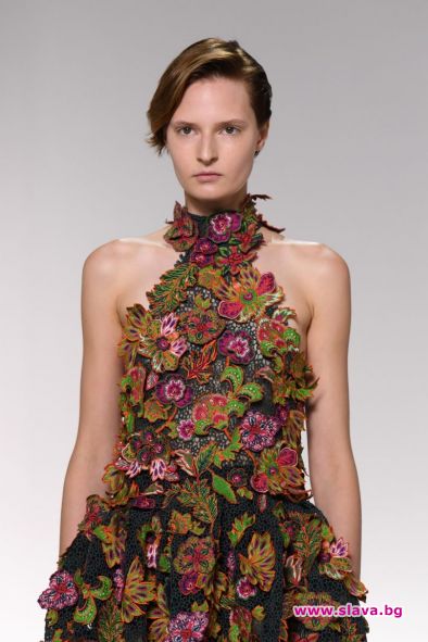 Много женственост лъхаше от дефилето на модна къща Givenchy което