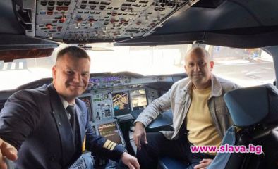 Президентът Румен Радев седна в пилотското кресло на най-големия пътнически