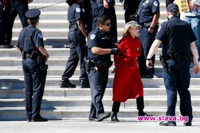 Джейн Фонда бе арестувана пред Капитолия на САЩ в петък,