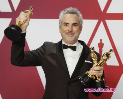 Алфонсо Куарон е подписал няколкогодишен договор с Епъл. Сделката обвързва