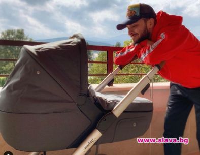 Бебето на Криско гука в количка за 2000 лева пише