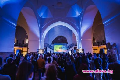 При огромен интерес и на фона на аплодисментите на над