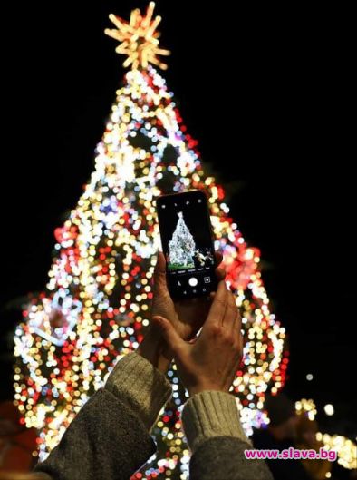 Столичният кмет Йорданка Фандъкова запали светлините на голямото Коледно дърво