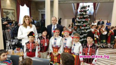 Радев към деца от Българската Коледа: Вие сте вълшебниците на нашия празник