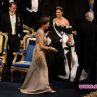 Кралицата и принцесите на Швеция изящни на Нобеловия бал