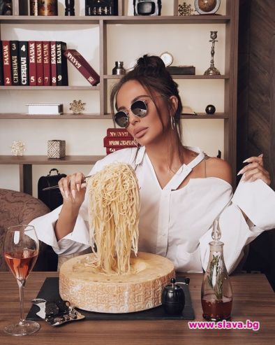 Николета Лозанова се оказа голяма почитателка на спагетите.Леко разголена, точно