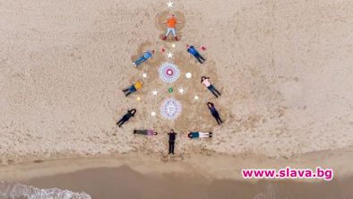 Варненски фотографи нарисуваха с телата си коледна елха на плажа