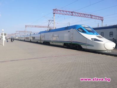 Пътувайки със скоростния влак, летящ с 250 км/ч от Ташкент
