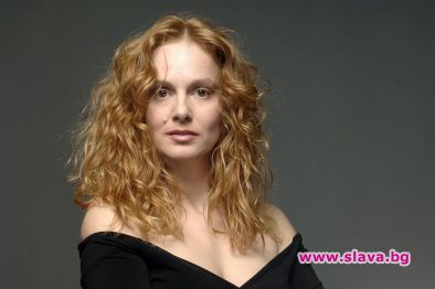 Актрисата Параскева Джукелова се нагърби със задачата да озвучи аудиосериала