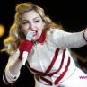 Мадона падна от сцената по време на концерт
