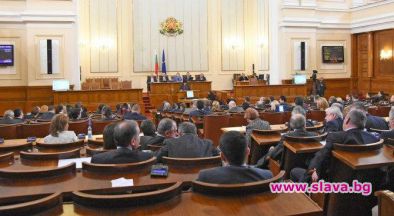 Докато в Сърбия депутатите се оставиха по своя воля без