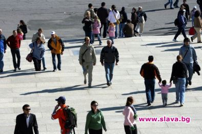 Населението в България продължава да намалява и застарява раждат се