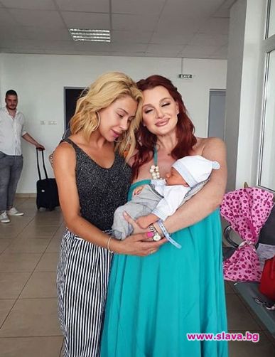 Плеймейтката Ася Капчикова очаква бебе от новия си приятел Блондинката е