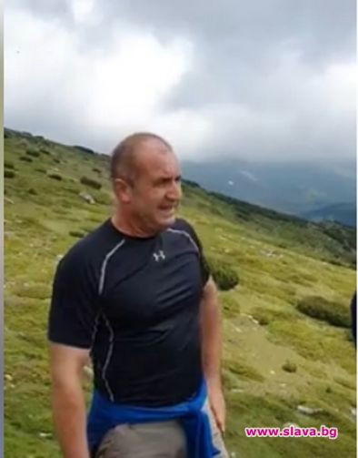 Президентът Румен Радев изкачи култовия връх Зъбчето над ВСК Белмекен