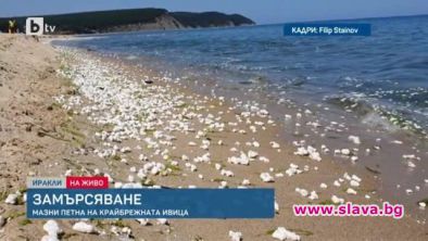 Крайбрежната ивица на плаж Иракли е покрита с мазни бели